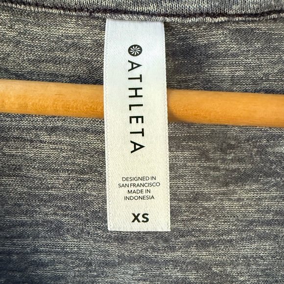 Women’s Athleta Short Sleeve V Neck Shirt! XS! - Picture 3 of 5